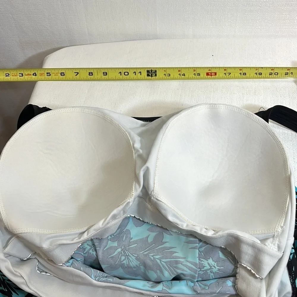 𝅺beach Belle swimsuit top, size 22W, In good condition, beautiful Hawaiia…